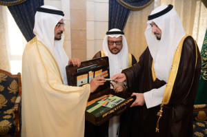 الوفد يقدم مطبوعات الجمعية لسمو الأمير